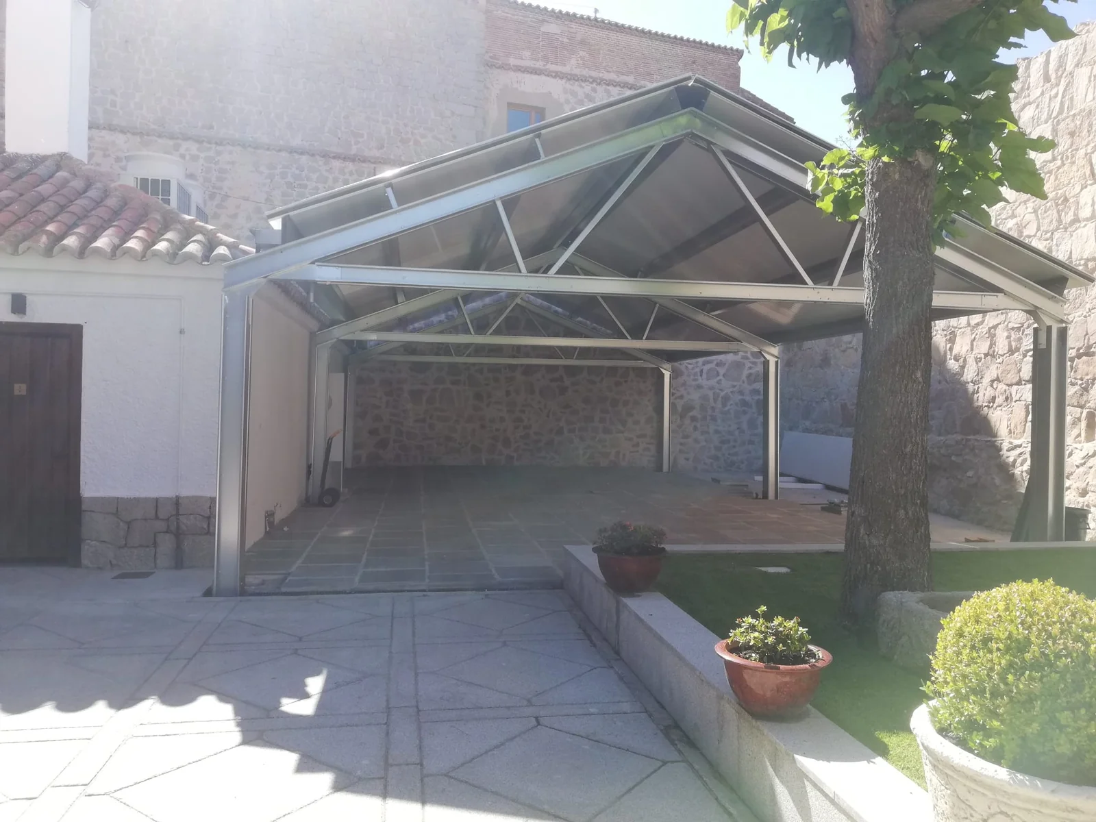 Carport con paneles translúcidos (Ávila)