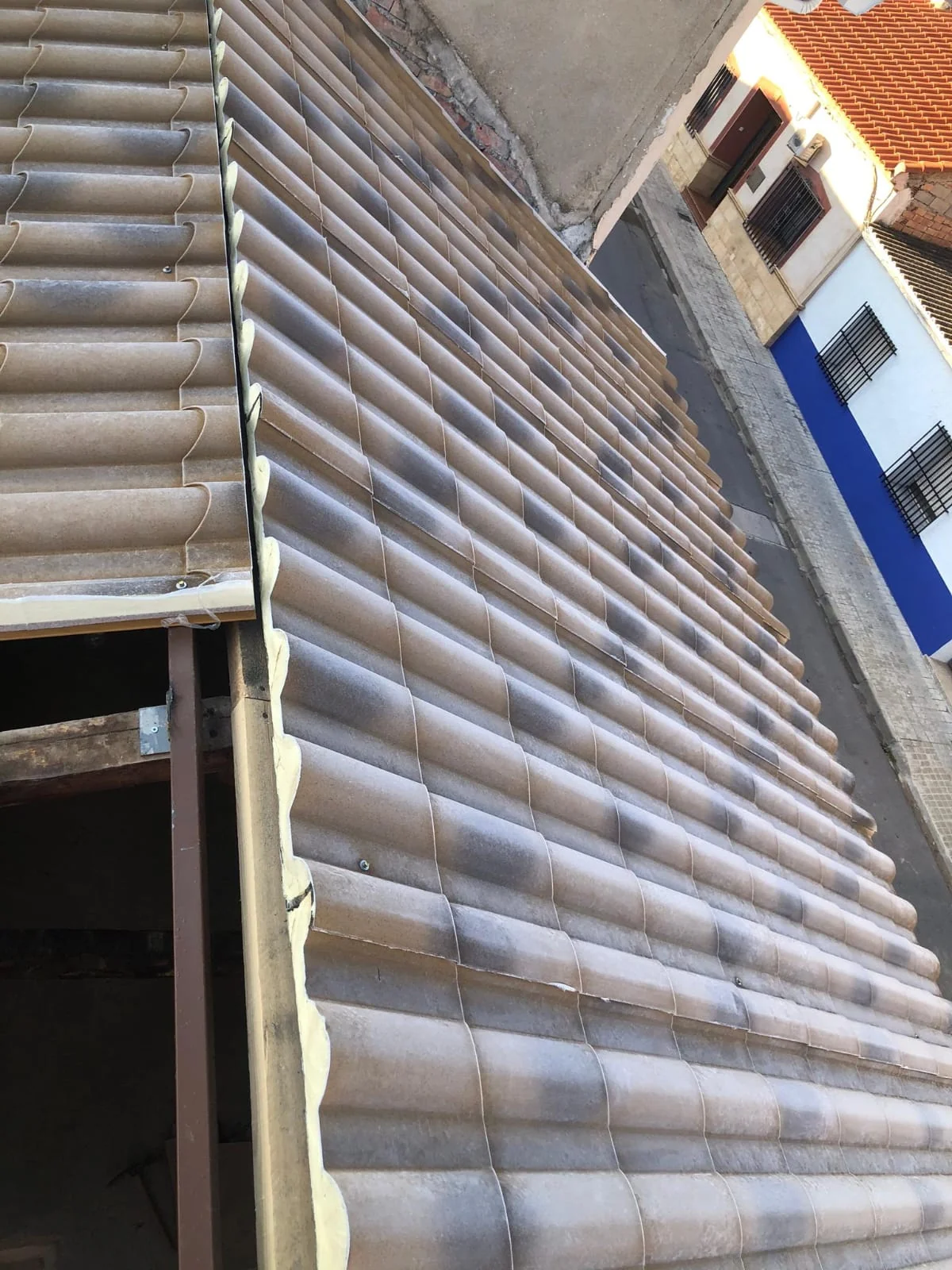 Fachada vertical — teja gris (Badajoz)