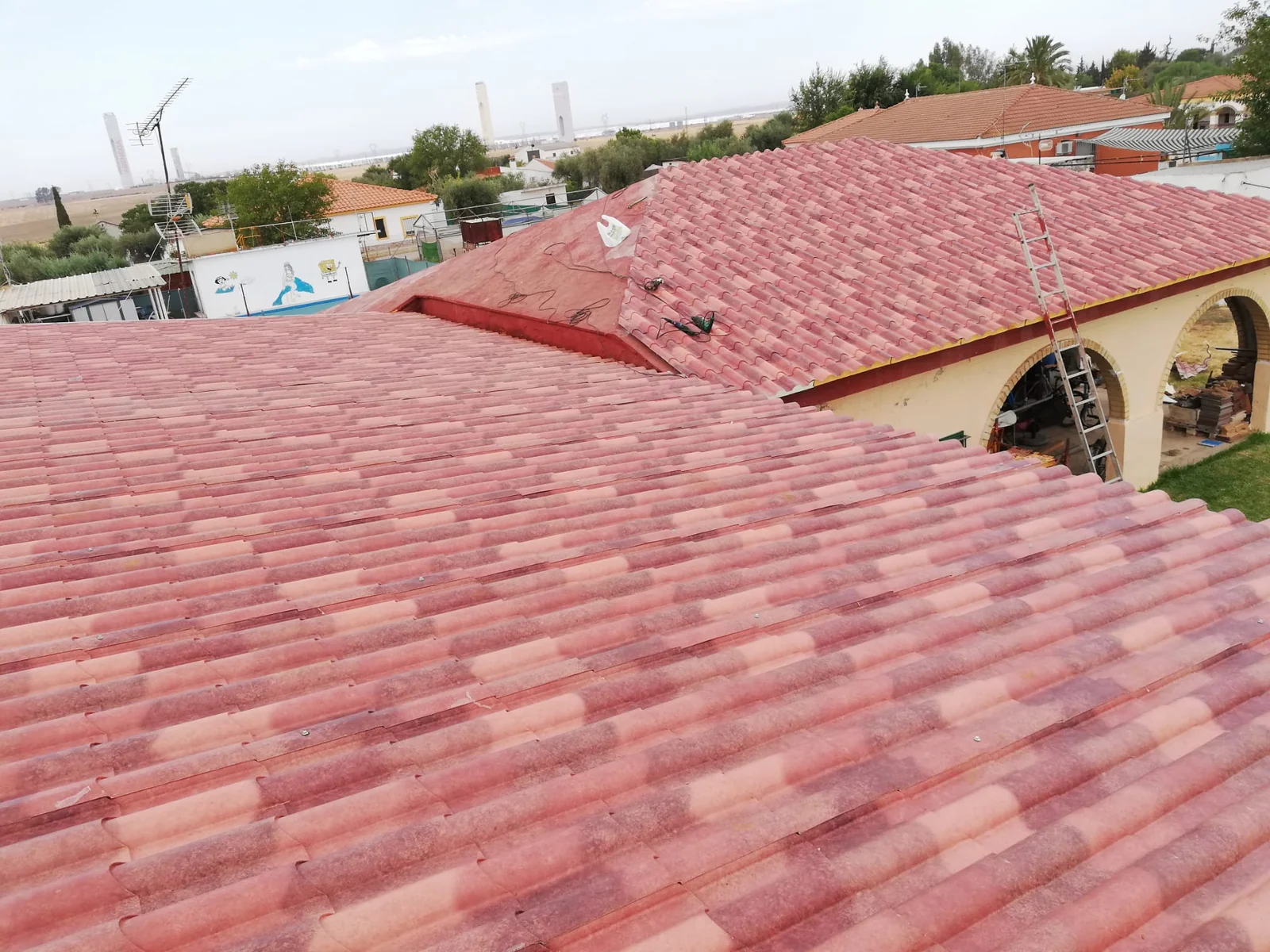 Vivienda — cubierta teja granate (Badajoz)