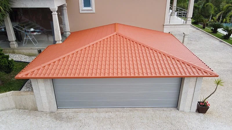 Garaje con cubierta teja terracota (Évora, Portugal)